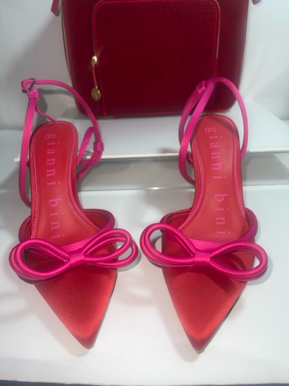 Gianni Bini Taylinn Bow Heels Size 8M & Estée Lauder Velvet Train Case Set Bundl